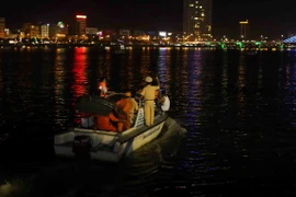 Các lực lượng cứu hộ đang khẩn trương tìm kiếm những hành khách của tàu du lịch gặp nạn trên sông Hàn. (Ảnh: Trần Lê Lâm/TTXVN)