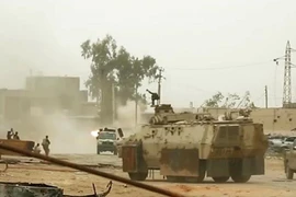 Giao tranh giữa lực lượng trung thành với Tướng Khalifa Haftar và binh sỹ quân đội Chính phủ Đoàn kết dân tộc Libya. (Ảnh: AFP/TTXVN)