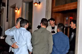Lewandowski và bạn bè của anh đứng trước của nhà hàng Burger & Lobster Bank. (Nguồn: Bildplus)