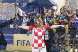Tổng thống Croatia Kolinda Grabar-Kitarović sau lễ trao giải ở trận chung kết. (Nguồn: EPA)