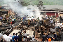 6 ngôi nhà và kho hàng hóa đã bị thiêu rụi hoàn toàn. (Ảnh: Việt Hoàng/TTXVN)