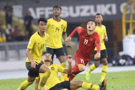 Quang Hải (áo đỏ) chính là cầu thủ xuất sắc nhất AFF Suzuki Cup 2018. (Ảnh: Hoàng Linh/TTXVN)