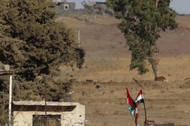 Quốc kỳ Syria được treo gần khu định cư Ein Zivan trên Cao nguyên Golan bị Israel chiếm đóng. (Nguồn: AFP/TTXVN)