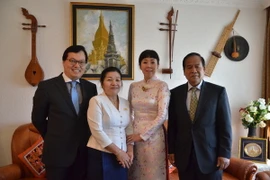 Đại sứ Dương Chí Dũng (ngoài cùng bên trái) và phu nhân cùng Đại sứ Lào Khan-Inh Khitchadeth và phu nhân. (Ảnh: Duy Thái/TTXVN)