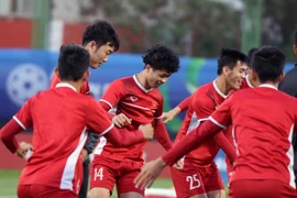 Các cầu thủ thoải mái khi tập luyện.