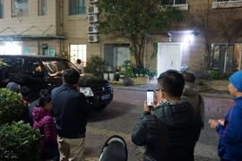 Lực lượng chức năng khám xét nhà ông Đinh La Thăng tại khu đô thị Sudico (đường Phạm Hùng, Mỹ Đình 1, Nam Từ Liêm), tối 8/12. (Ảnh: TTXVN phát)