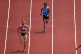 Quách Thị Lan thi đấu ở nội dung 400m chạy vượt rào nữ tại ASIAD 2018. (Ảnh: AFP/TTXVN)