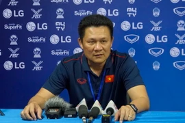 Huấn luyện viên Nguyễn Quốc Tuấn trả lời tại cuộc họp báo sau trận đấu. (Ảnh: Minh Hưng/TTXVN)