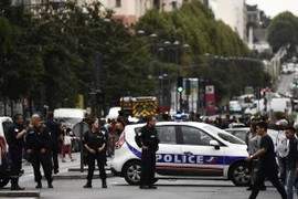 Cảnh sát phong tỏa một con phố ở Villejuif trong chiến dịch chống khủng bố ngày 6/9. (Nguồn: AFP/TTXVN)