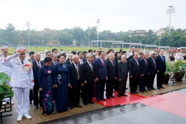 Đoàn lãnh đạo Đảng, Nhà nước đặt vòng hoa và vào Lăng viếng Chủ tịch Hồ Chí Minh. (Ảnh: Văn Điệp/TTXVN)