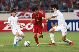 Công Phượng tự tin đi bóng trước các cầu thủ Hàn Quốc. (Ảnh: Minh Chiến/Vietnam+)