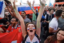 Cổ động viên ở khu vực fan zone. (Nguồn: AP)