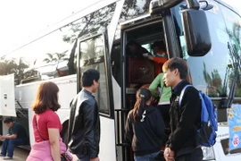 Các công nhân lên xe về quê ăn Tết. (Ảnh minh họa. Nguồn: TTXVN)