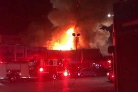 Lửa bốc dữ dội tại nhà kho trong vụ hỏa hoạn. (Nguồn: EPA/TTXVN)