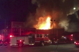 Lửa bốc dữ dội tại nhà kho trong vụ hỏa hoạn. (Nguồn: EPA/TTXVN)