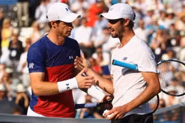 Jordan Thompson (phải) khiến Murray ôm hận. (Nguồn: Eurosport)