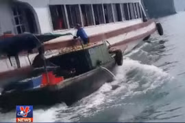 [Video] Cận cảnh vấn nạn đeo bám tàu du lịch trên Vịnh Hạ Long