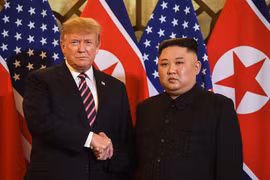 Tổng thống Mỹ Donald Trump (trái) trong cuộc gặp Chủ tịch Triều Tiên Kim Jong-un tại ngày làm việc đầu tiên của Hội nghị thượng đỉnh Mỹ-Triều lần hai ở Hà Nội. (Ảnh: AFP/TTXVN)