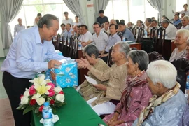 Phó Thủ tướng Trương Hòa Bình tặng quà các Mẹ Việt Nam anh hùng ở tỉnh Tiền Giang. (Ảnh: Minh Trí/TTXVN)