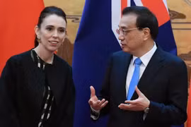 Thủ tướng New Zealand Jacinda Ardern và Thủ tướng Trung Quốc Lý Khắc Cường. (Nguồn: Stuff.co.nz)