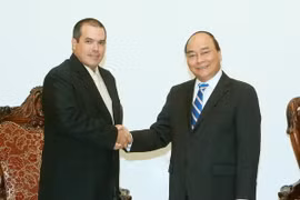 Thủ tướng Nguyễn Xuân Phúc tiếp ông Luis Enrique Gonzalez Acosta, Chủ tịch Thông tấn xã Prensa Latina (Cuba) đang ở thăm và làm việc tại Việt Nam. (Ảnh: Thống Nhất/TTXVN)