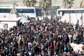 Người dân sơ tán khỏi Đông Ghouta, Syria ngày 16/3. (Nguồn: THX/TTXVN)