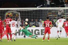 Ahmed Khalil Aljunaibi thực hiện quả penalty gây tranh cãi. (Ảnh: THX/TTXVN)