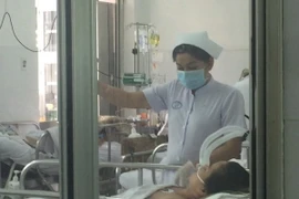 Một trường hợp bệnh nhân nhiễm cúm A/H1N1 trong tình trạng nguy kịch được điều trị. (Ảnh: Đinh Hằng/TTXVN)