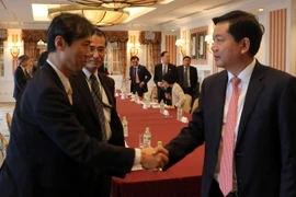 Ông Đinh La Thăng trao đổi với các công ty Nhật Bản. (Ảnh: Tiến Lực/TTXVN)