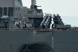 Một bên thân Tàu USS John S. McCain bị hư hỏng sau vụ va chạm. (Nguồn: Reuters)