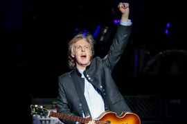 Nghệ sỹ Paul McCartney biểu diễn trong chuyến lưu diễn 'One on One' tại Tinley Park, Illinois, Mỹ ngày 26/7. (Nguồn: AFP/TTXVN)