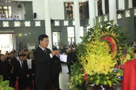 Đoàn Ban Tuyên giáo Trung ương, do đồng chí Võ Văn Thưởng, Ủy viên Bộ Chính trị, Bí thư Trung ương Đảng, Trưởng Ban Tuyên giáo Trung ương làm Trưởng đoàn, viếng Chủ tịch nước Trần Đại Quang. (Ảnh: Nhan Sáng/TTXVN)