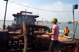 Lực lượng Biên phòng tỉnh Nam Định bắt quả tang tàu HD 2779 hút cát trái phép. (Ảnh: Văn Đạt/TTXVN)