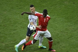 Pháp và Thụy Sĩ dắt tay nhau đi tiếp. (Nguồn: Getty Images)