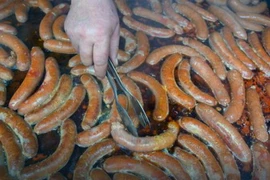 Các cháu học sinh ngộ độc sau khi ăn xúc xích. (Ảnh minh họa: blic.rs)