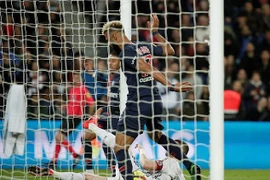 Eric Choupo-Moting bỏ lỡ khó tin ngay trên vạch vôi.