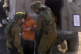 Video lính Israel còng tay cậu bé Palestine thiểu năng gây phẫn nộ