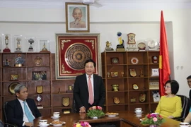 Phó Thủ tướng, Bộ trưởng Ngoại giao Phạm Bình Minh đến thăm, nói chuyện với cán bộ nhân viên Đại sứ quán Việt Nam tại Ấn Độ. (Ảnh: Huy Bình/TTXVN)