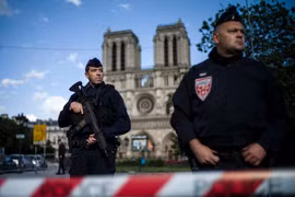 Lực lượng cảnh sát Pháp tại hiện trường sau vụ tấn công ở Nhà thờ Đức Bà Paris. (Nguồn: EPA)