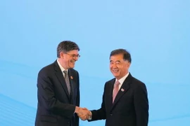 Phó Thủ tướng Trung Quốc Uông Dương và Bộ trưởng tài chính Mỹ Jack Lew. (Nguồn: Reuters)