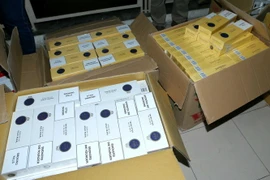 Số thuốc lá nhập lậu tại cơ quan công an. (Ảnh: Doãn Tấn/TTXVN)