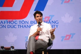 Thủ tướng Canada Justin Trudeau nói chuyện với sinh viên trường đại học Tôn Đức Thắng. (Ảnh: Thanh Vũ/TTXVN)