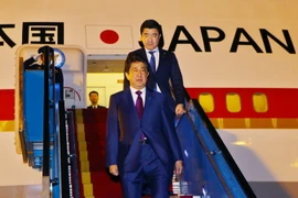 Thủ tướng Nhật Bản Shinzo Abe đến Đà Nẵng dự APEC. (Ảnh: TTXVN)