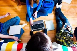 Trẻ em dễ bị lôi kéo khi không có sự quản lý của cha mẹ. (Ảnh minh họa: telegraph)