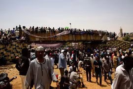 Người biểu tình tập trung tại Khartoum, Sudan, ngày 12/4/2019. (Ảnh: THX/TTXVN)