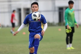 Quang Hải và đồng đội chuẩn bị cho trận gặp Bahrain. (Ảnh: Hoàng Linh/TTXVN)