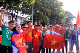 Các cổ động viên hâm nóng trước trận đấu. (Ảnh: Phạm Kiên/TTXVN)
