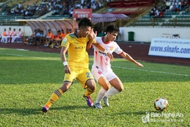 Nam Định (áo trắng) đánh bại Sông Lam Nghệ An. (Nguồn: baonghean.vn)