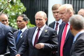 Tổng thống Hoa Kỳ Donald Trump và Tổng thống Nga Vladimir Putin sau khi kết thúc phiên họp kín thứ nhất. (Ảnh: TTXVN)