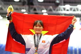 Võ sỹ Hà Thị Nguyên nhận huy chương vàng. (Ảnh: Quốc Khánh/TTXVN)